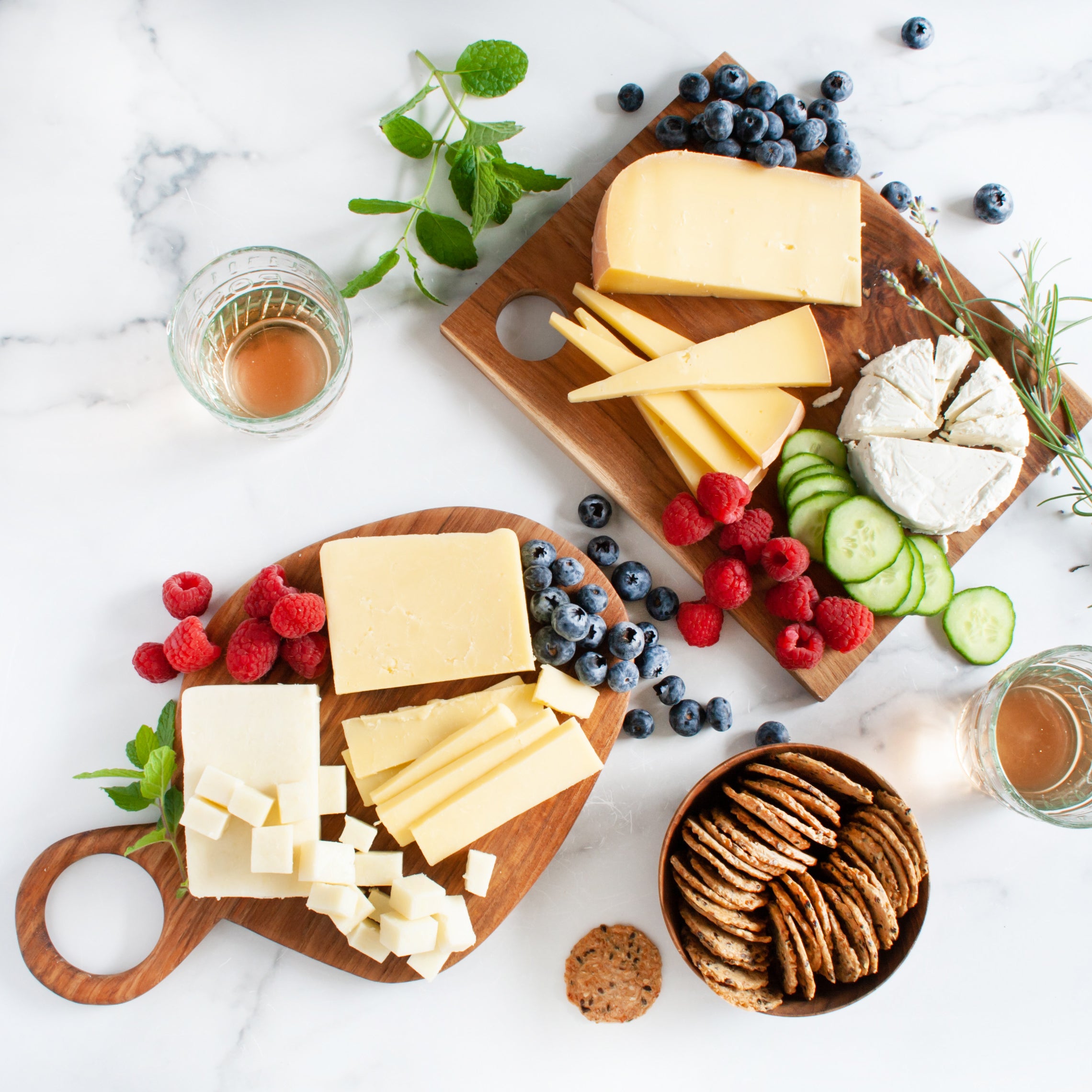 https://igourmet.com/cdn/shop/files/ag965_igourmet_artisan_american_cheese_tasting_gift_f52e01dc-221a-49fa-99ff-75ff4d6a5fe1.jpg?v=1686253066