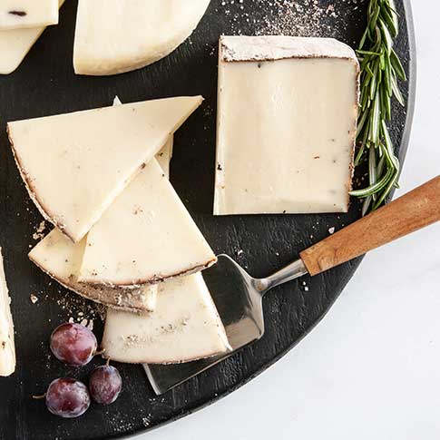 Sottocenere al Tartufo Black Truffle Cheese